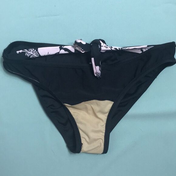 Hawaiian Floral Two Piece Bathing Suit. - Picture 7 of 8